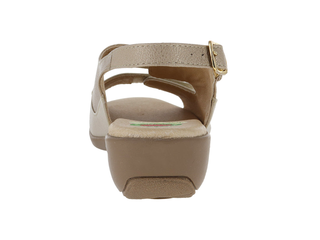 Sandalia beige de marca Capricho con cierre de velcro, hebilla en el tobillo y suela de cuña color café.
