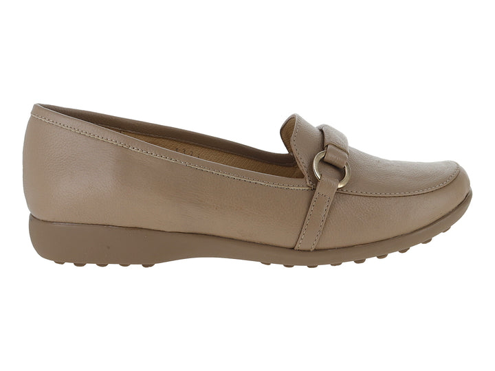 Zapato plano color nude para mujer con detalle de hebilla dorada y suela cómoda.