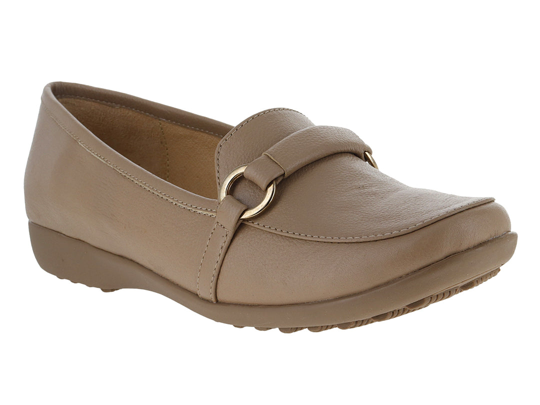 Zapato plano color nude para mujer con detalle de hebilla dorada y suela cómoda.