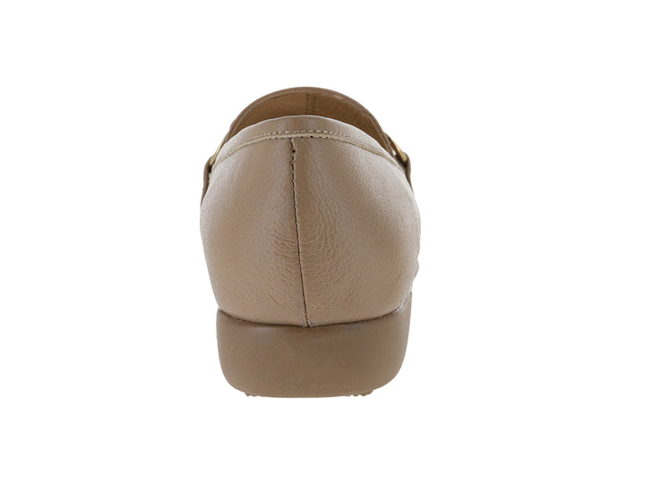 Zapato plano color nude para mujer con detalle de hebilla dorada y suela cómoda.