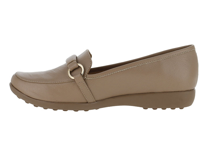 Zapato plano color nude para mujer con detalle de hebilla dorada y suela cómoda.