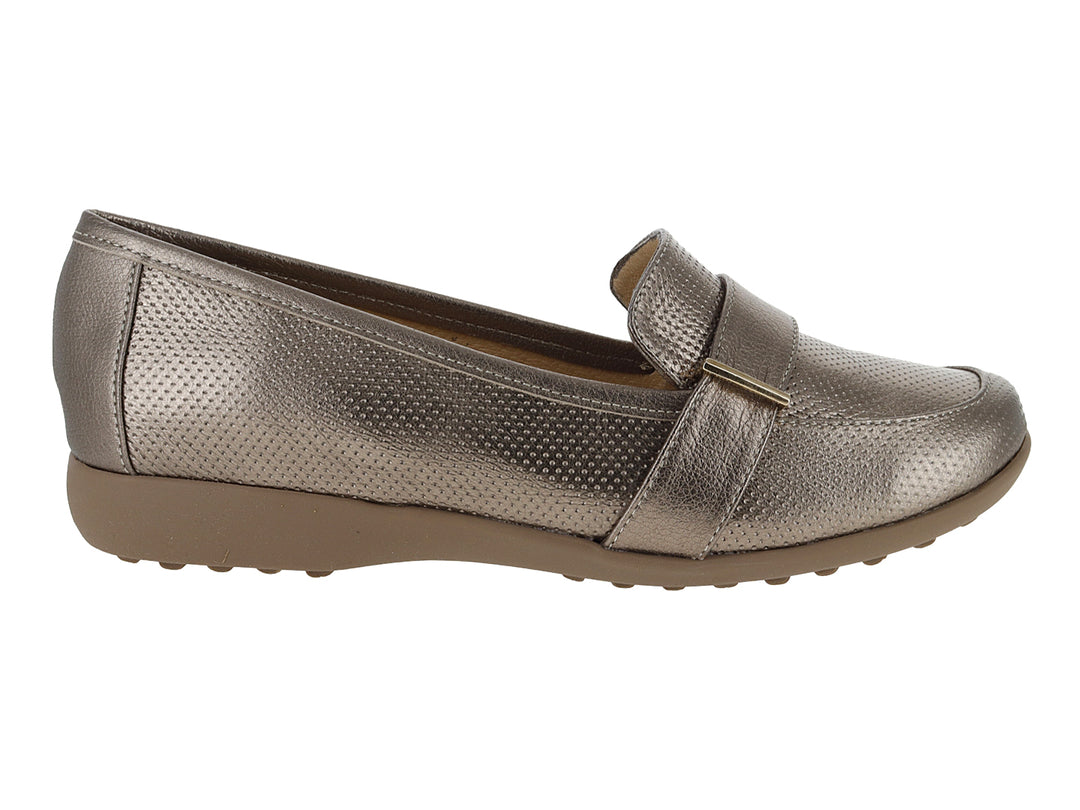 Zapato plano color seda con textura punteada y correa decorativa frontal.