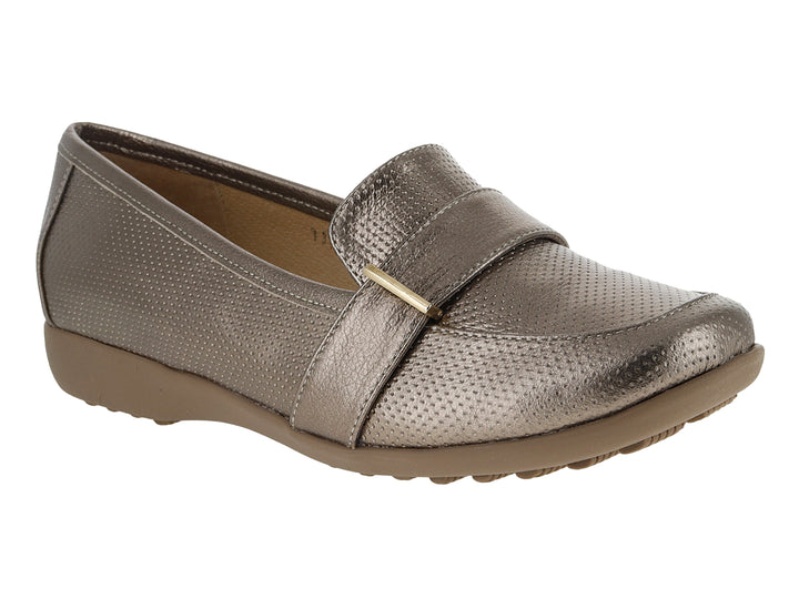 Zapato plano color seda con textura punteada y correa decorativa frontal.