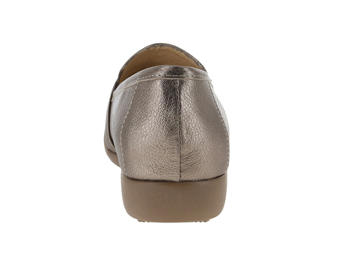 Zapato plano color seda con textura punteada y correa decorativa frontal.