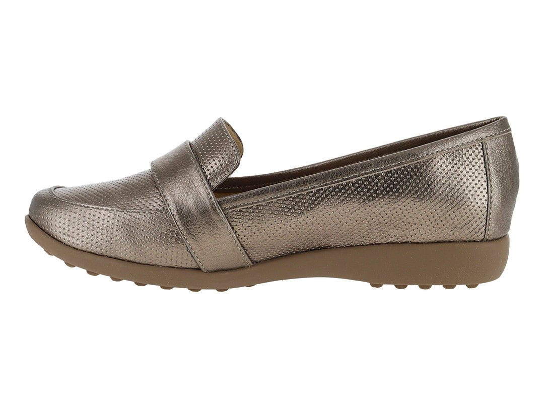 Zapato plano color seda con textura punteada y correa decorativa frontal.