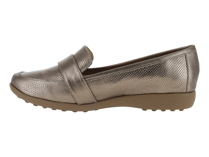 Zapato plano color seda con textura punteada y correa decorativa frontal.