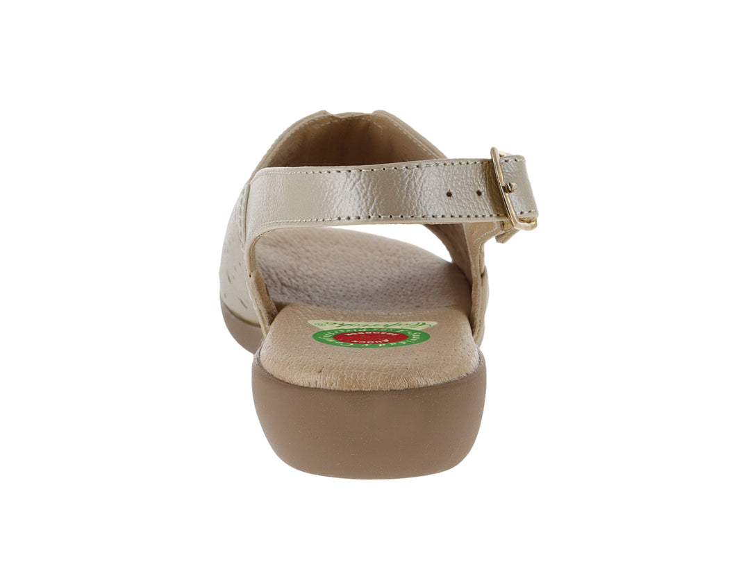 Sandalia color mercurio para mujer con diseño perforado, correa ajustable con hebilla y suela marrón.