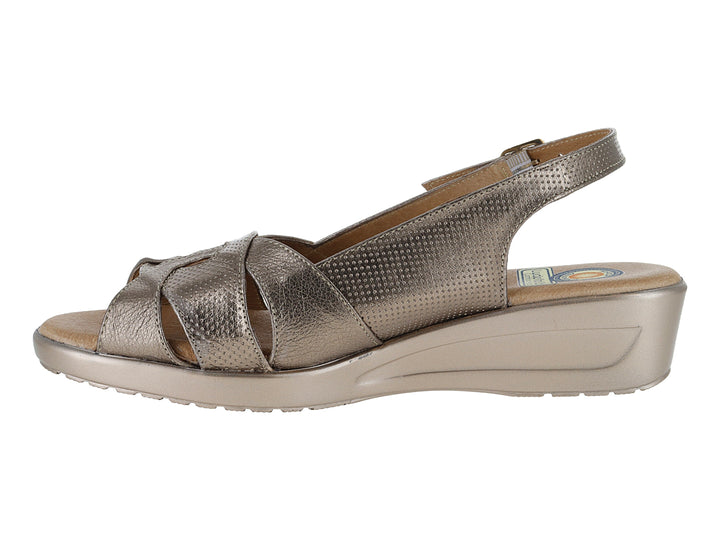 Sandalia de cuña color seda con tiras texturizadas y correa ajustable con hebilla.