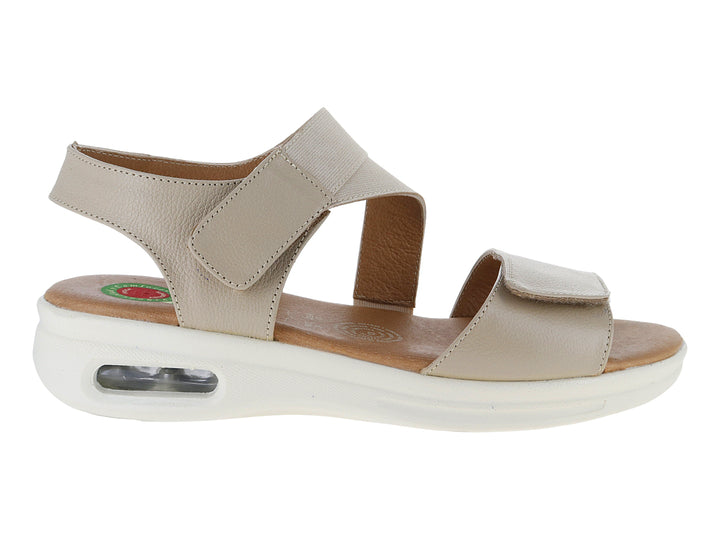 Sandalia color pistache con suela blanca de plataforma y correas ajustables con velcro.