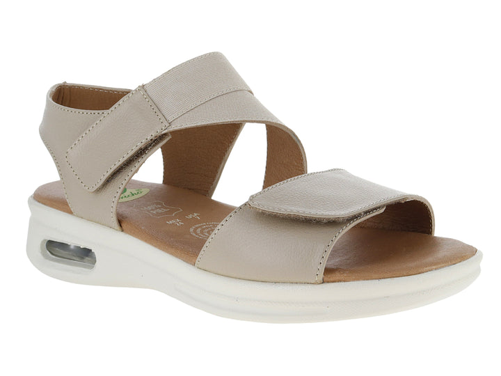 Sandalia color pistache con suela blanca de plataforma y correas ajustables con velcro.