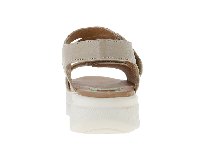 Sandalia color pistache con suela blanca de plataforma y correas ajustables con velcro.