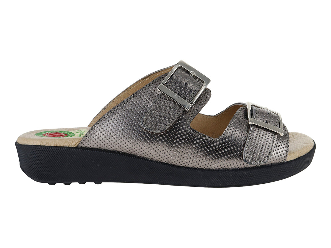 Sandalia Capricho color gris inox con textura perforada, dos correas con hebillas y suela negra de plataforma.