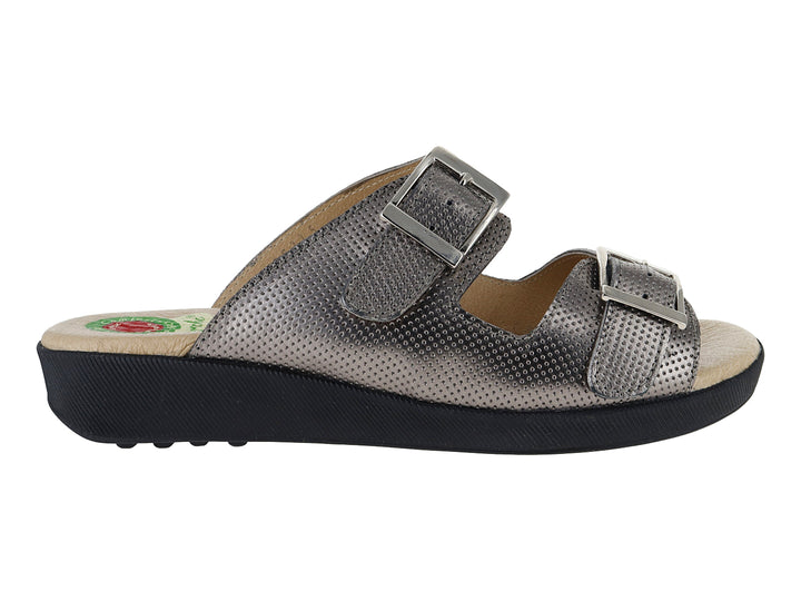 Sandalia Capricho color gris inox con textura perforada, dos correas con hebillas y suela negra de plataforma.