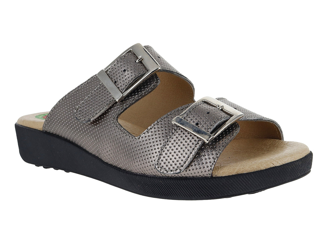 Sandalia Capricho color gris inox con textura perforada, dos correas con hebillas y suela negra de plataforma.