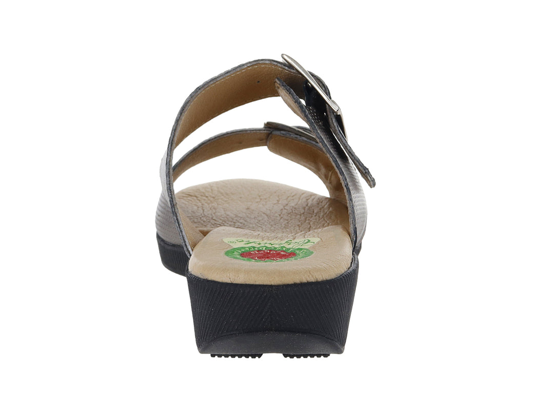 Sandalia Capricho color gris inox con textura perforada, dos correas con hebillas y suela negra de plataforma.