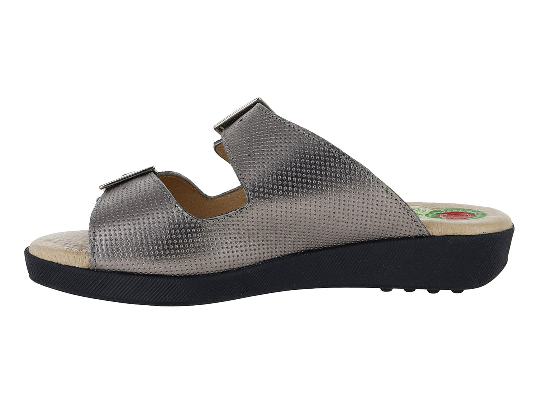 Sandalia Capricho color gris inox con textura perforada, dos correas con hebillas y suela negra de plataforma.