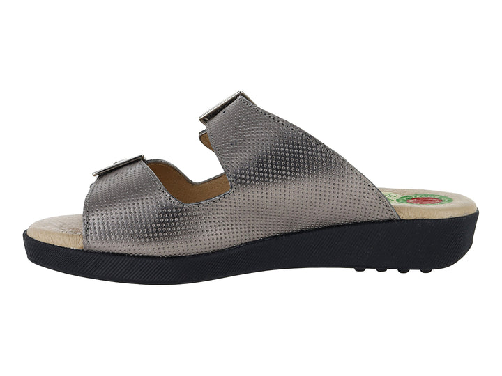Sandalia Capricho color gris inox con textura perforada, dos correas con hebillas y suela negra de plataforma.