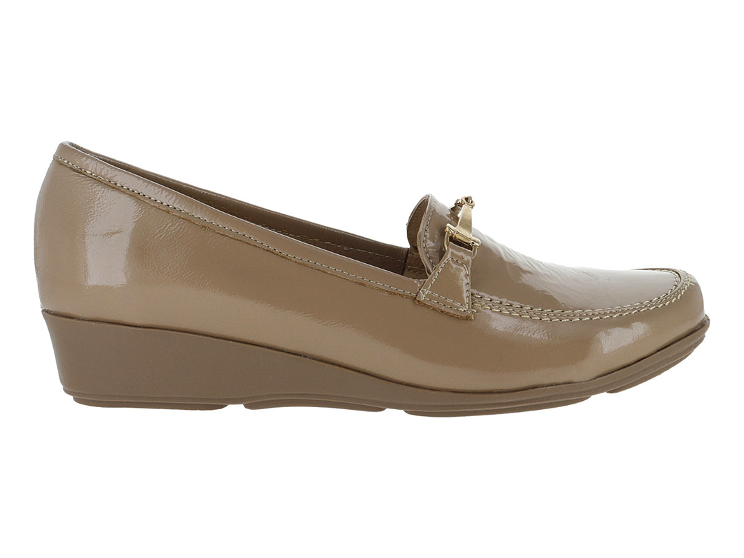 Zapato mocasín color taupe con acabado brillante, plataforma baja y detalle de hebilla dorada.