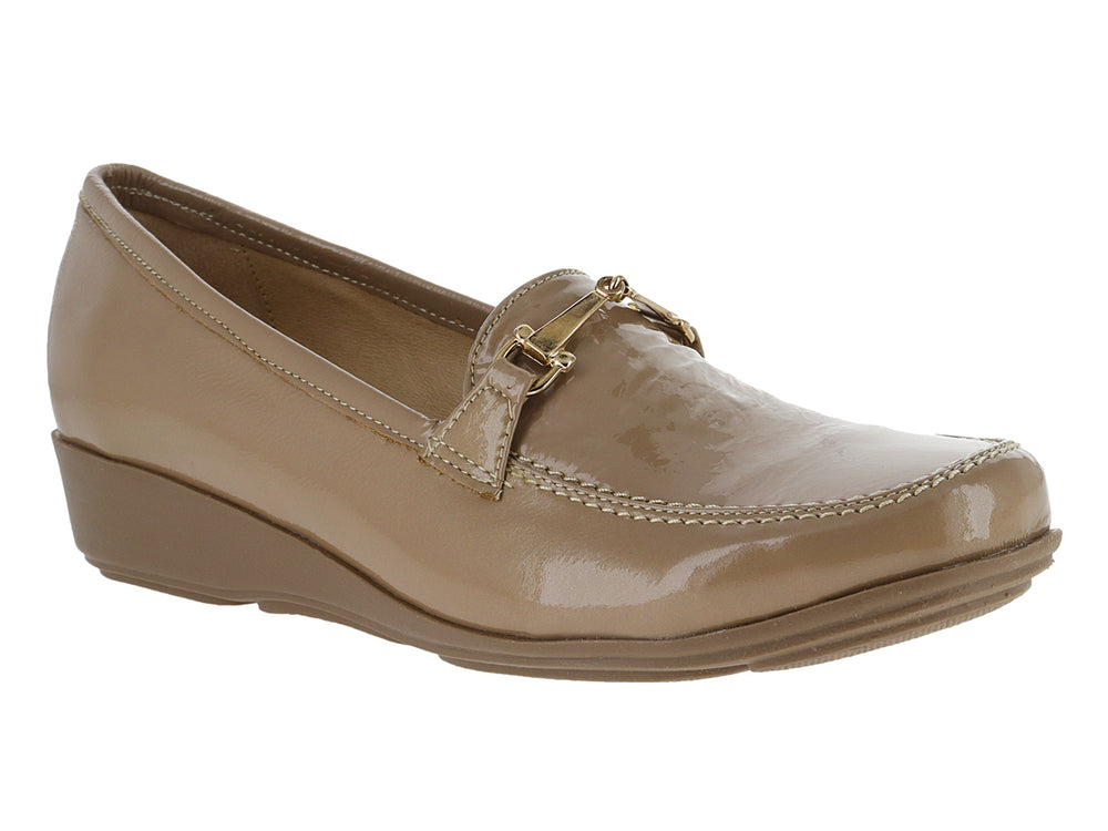 Zapato mocasín color taupe con acabado brillante, plataforma baja y detalle de hebilla dorada.