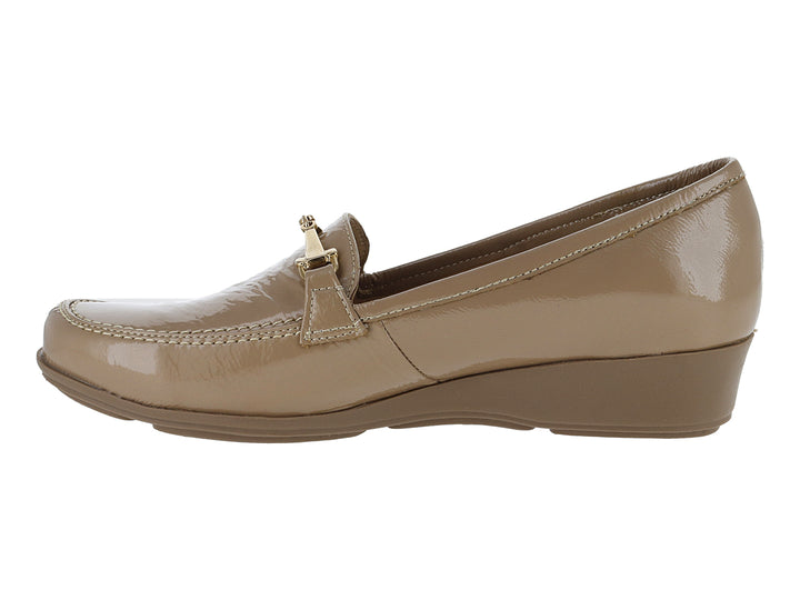 Zapato mocasín color taupe con acabado brillante, plataforma baja y detalle de hebilla dorada.