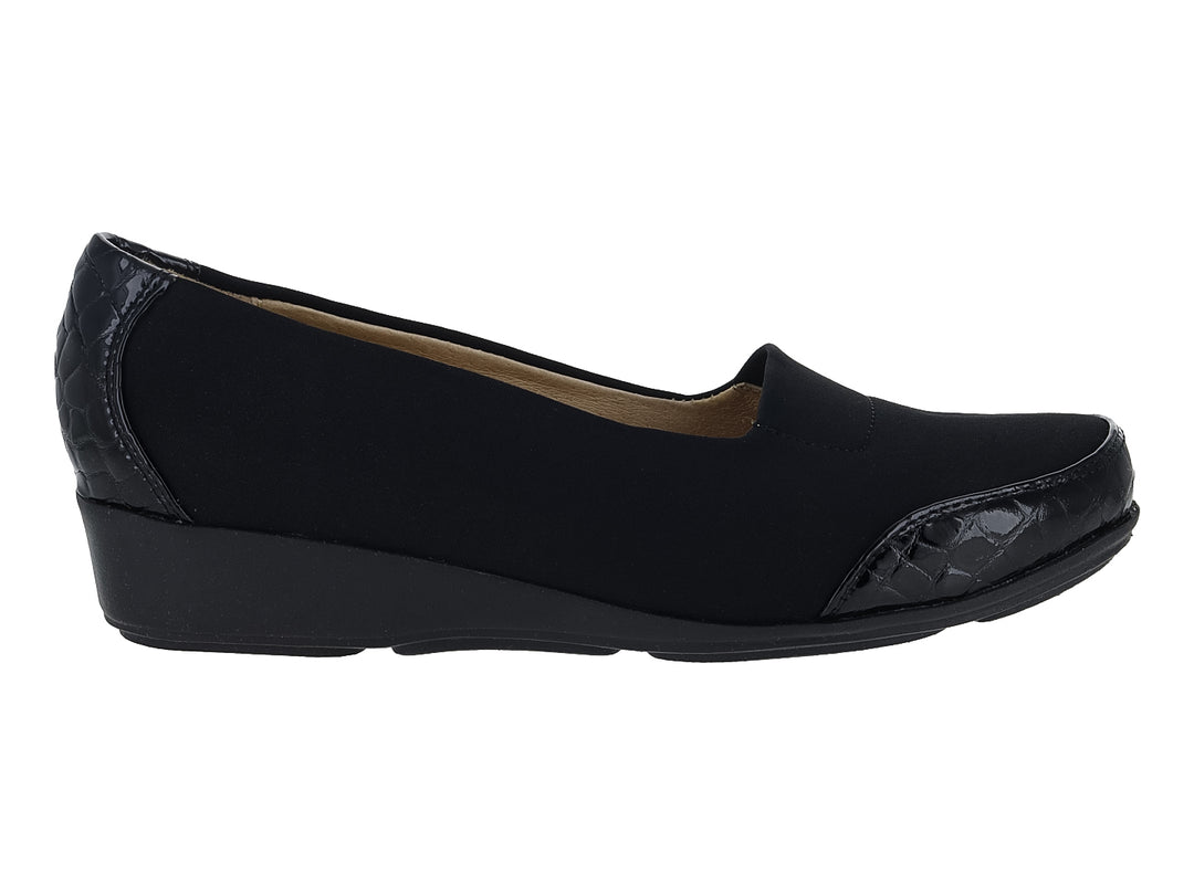 Zapato plano negro para mujer con detalles en textura de cocodrilo en la punta y el talón.