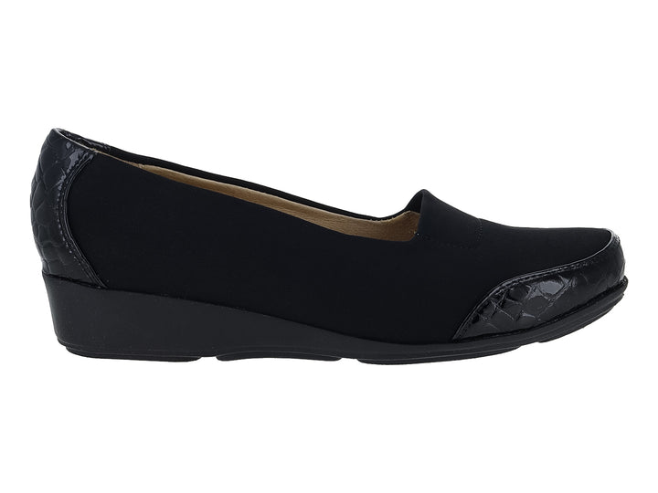 Zapato plano negro para mujer con detalles en textura de cocodrilo en la punta y el talón.