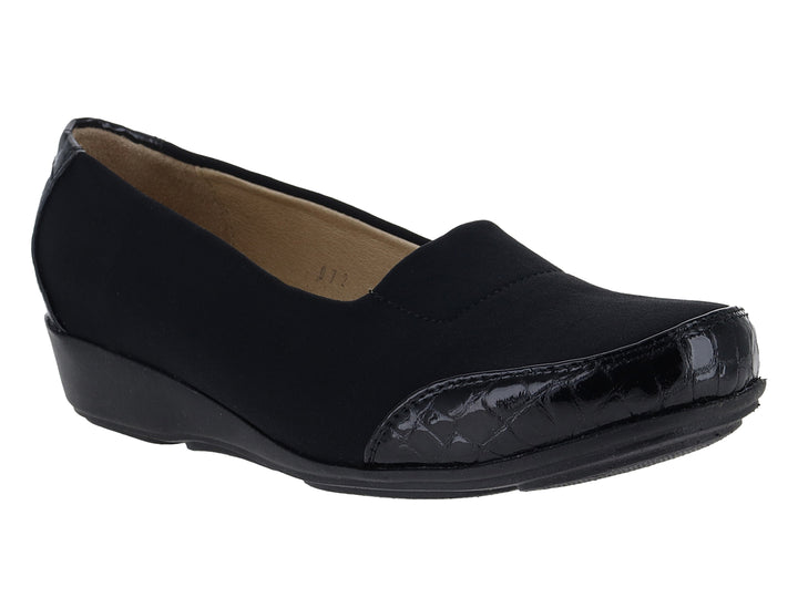 Zapato plano negro para mujer con detalles en textura de cocodrilo en la punta y el talón.