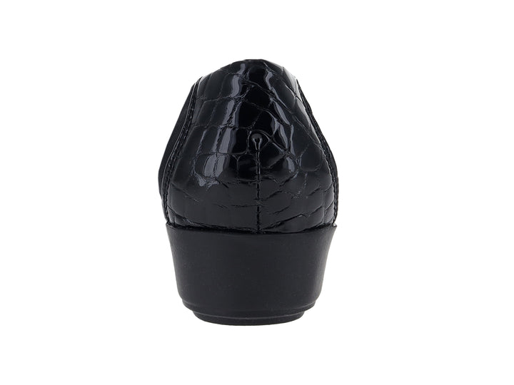 Zapato plano negro para mujer con detalles en textura de cocodrilo en la punta y el talón.