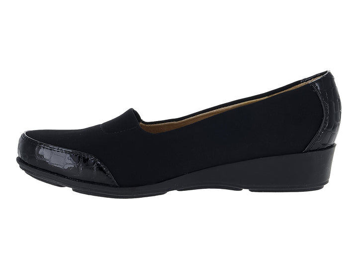 Zapato plano negro para mujer con detalles en textura de cocodrilo en la punta y el talón.