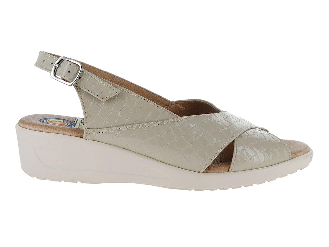 Sandalia de cuña color hueso con textura de piel de cocodrilo y correa con hebilla ajustable.