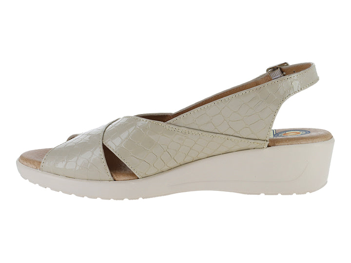 Sandalia de cuña color hueso con textura de piel de cocodrilo y correa con hebilla ajustable.