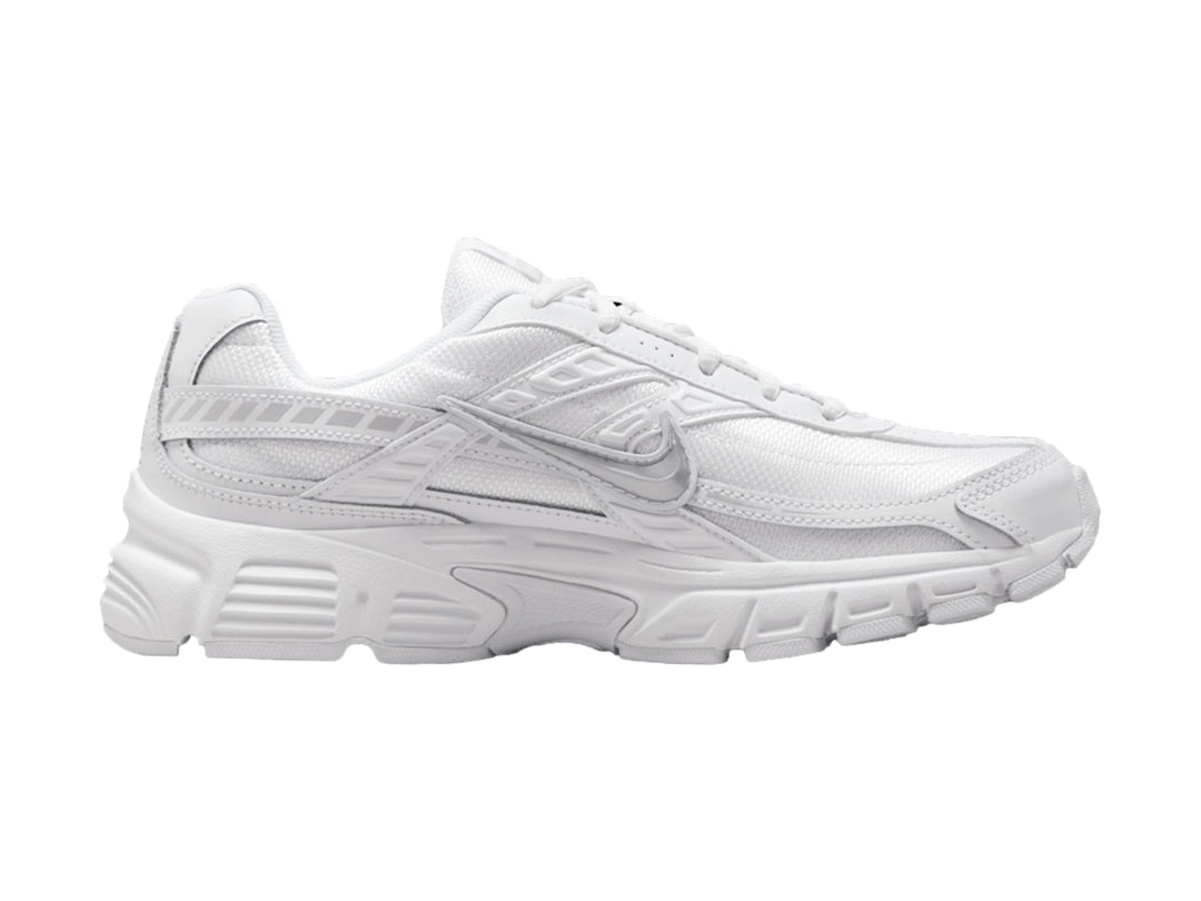 Tenis deportivos Nike Initiator color blanco con detalles de malla y suela gruesa.