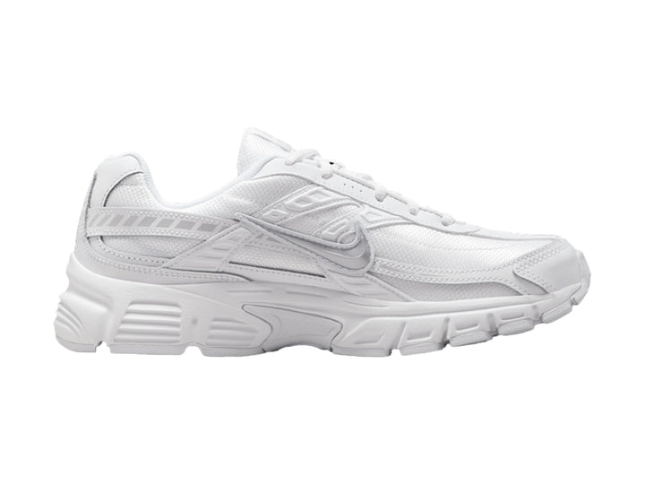 Tenis deportivos Nike Initiator color blanco con detalles de malla y suela gruesa.