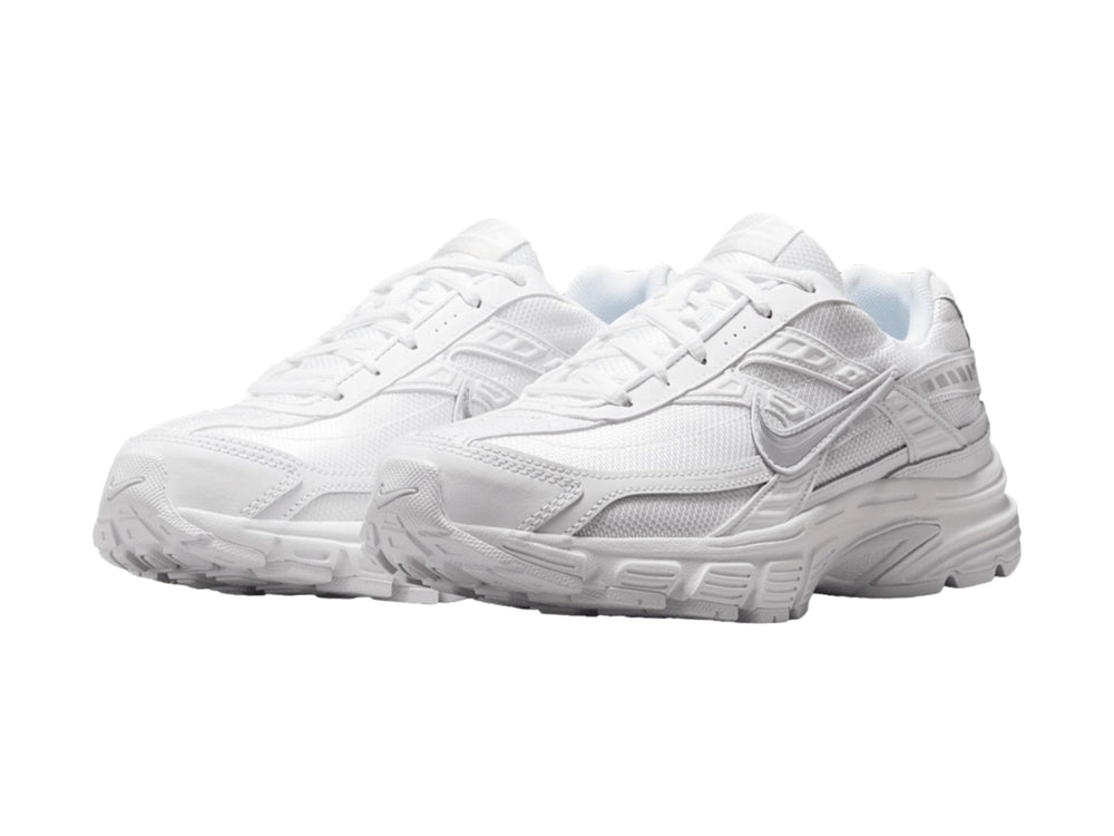 Tenis deportivos Nike Initiator color blanco con detalles de malla y suela gruesa.