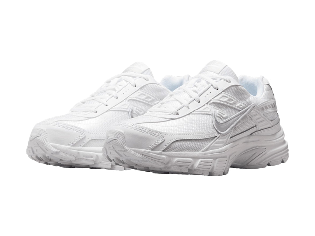 Tenis deportivos Nike Initiator color blanco con detalles de malla y suela gruesa.