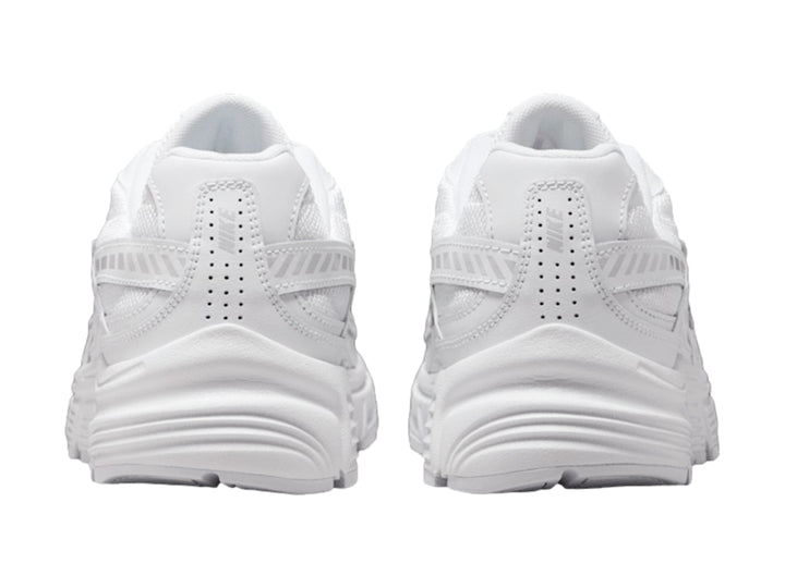 Tenis deportivos Nike Initiator color blanco con detalles de malla y suela gruesa.