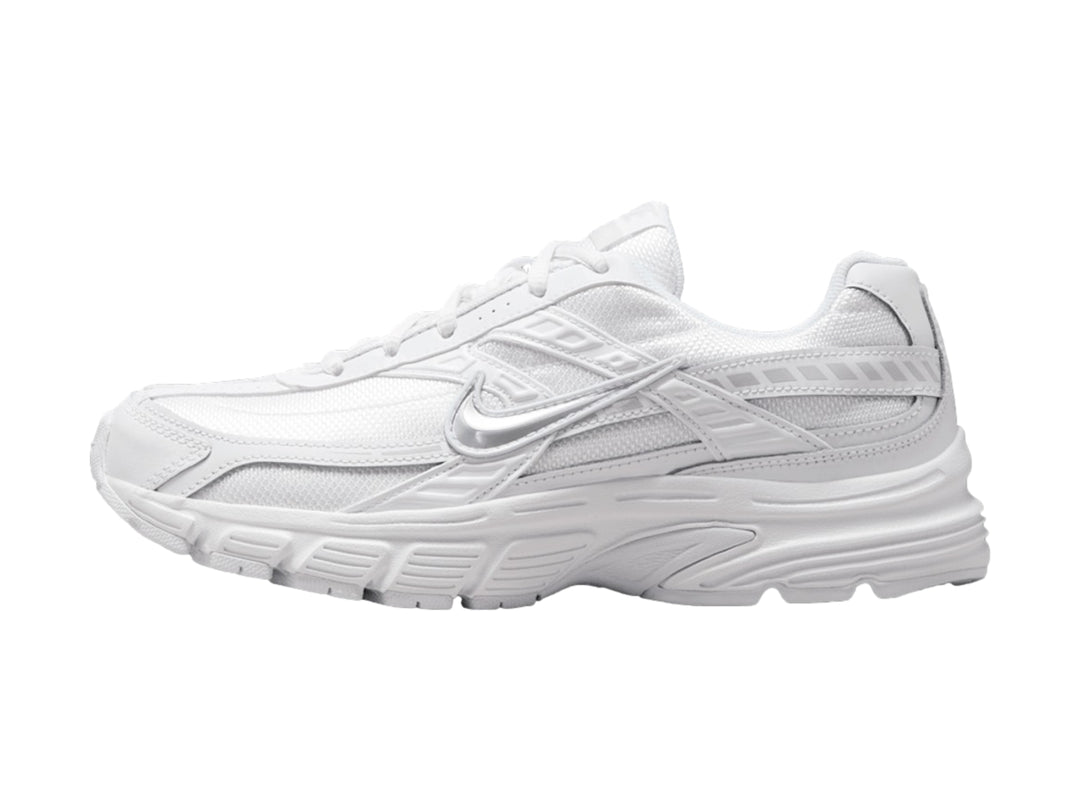 Tenis deportivos Nike Initiator color blanco con detalles de malla y suela gruesa.