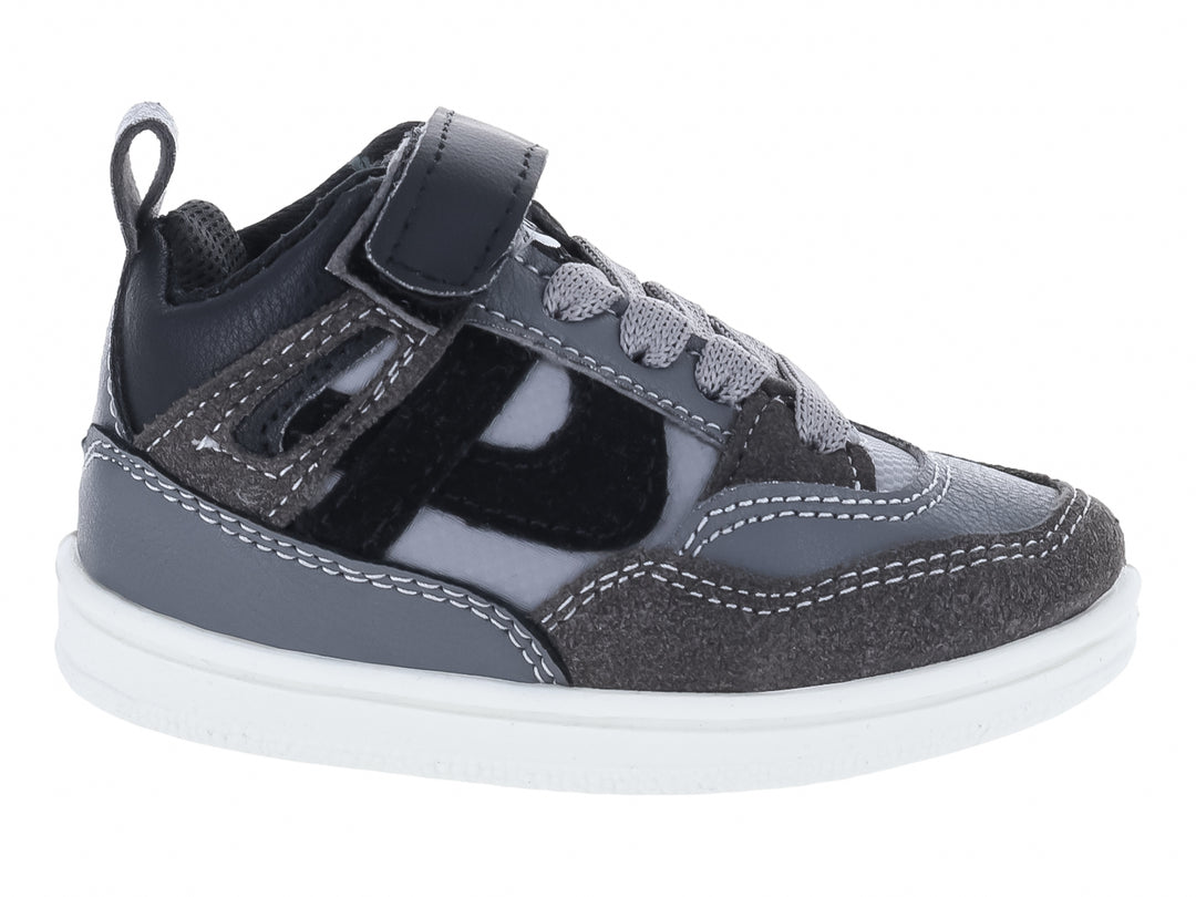 Tenis infantiles Panam color negro oxford con suela blanca y ajuste de velcro.
