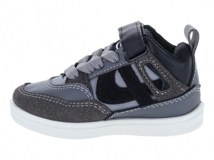 Tenis infantiles Panam color negro oxford con suela blanca y ajuste de velcro.
