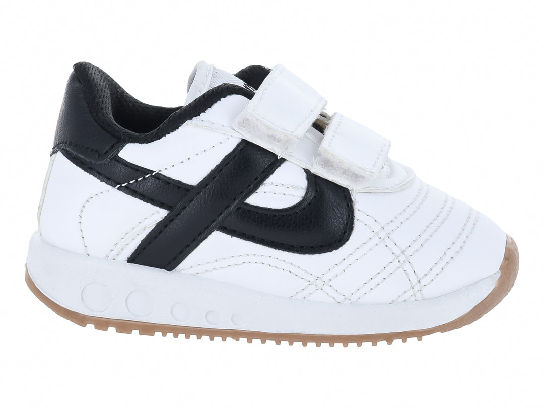 Tenis infantiles Panam blancos con detalles en negro y suela de goma, cierre con velcro.