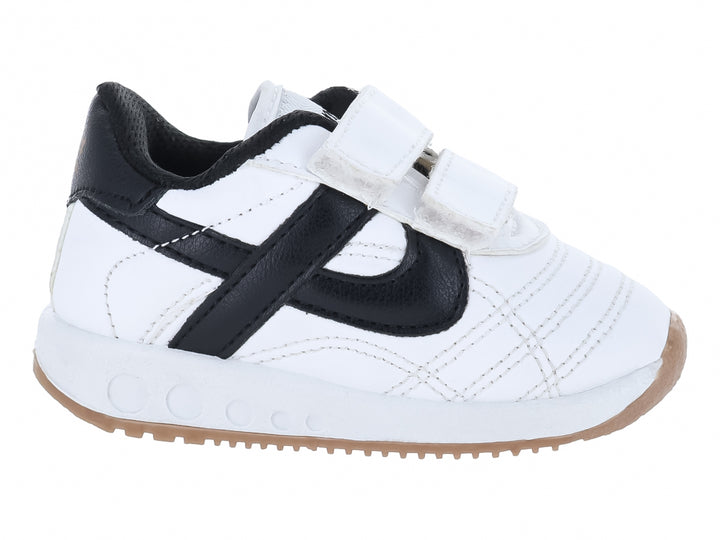 Tenis infantiles Panam blancos con detalles en negro y suela de goma, cierre con velcro.