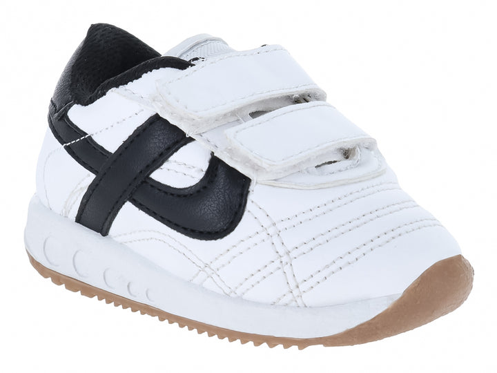 Tenis infantiles Panam blancos con detalles en negro y suela de goma, cierre con velcro.