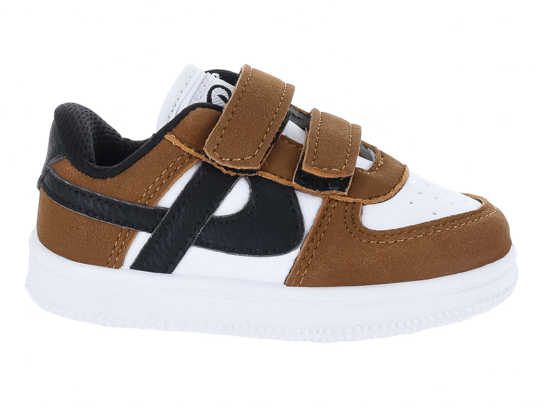 Tenis infantiles Panam en colores blanco, café y negro con cierre de velcro y suela blanca.