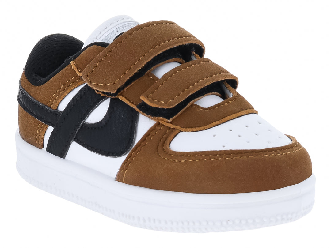 Tenis infantiles Panam en colores blanco, café y negro con cierre de velcro y suela blanca.