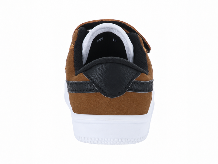 Tenis infantiles Panam en colores blanco, café y negro con cierre de velcro y suela blanca.