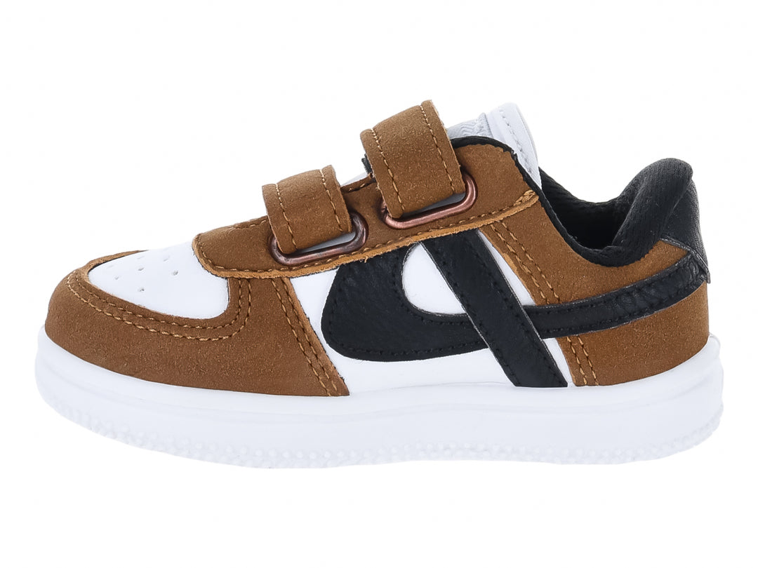 Tenis infantiles Panam en colores blanco, café y negro con cierre de velcro y suela blanca.