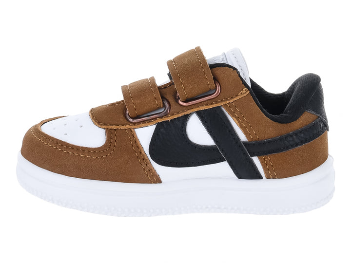 Tenis infantiles Panam en colores blanco, café y negro con cierre de velcro y suela blanca.