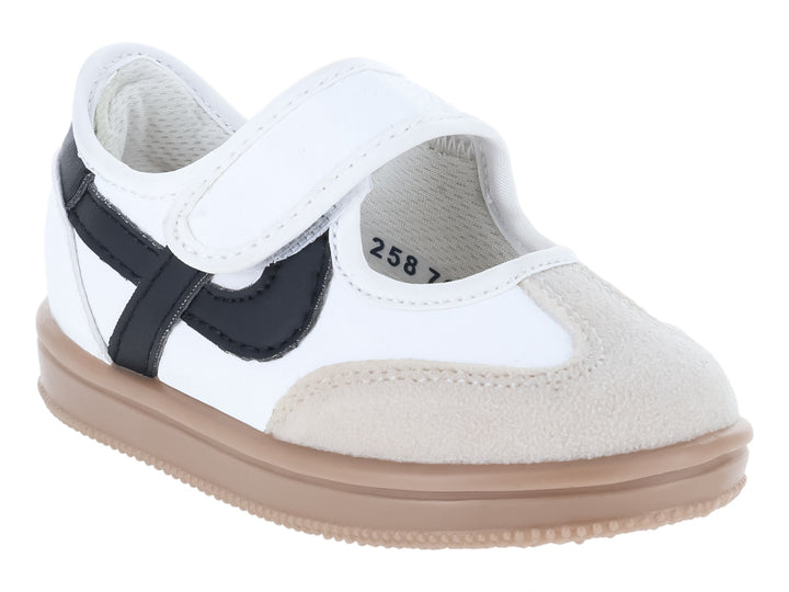 Tenis blancos para niño con detalles en negro, cierre de velcro y suela color beige.