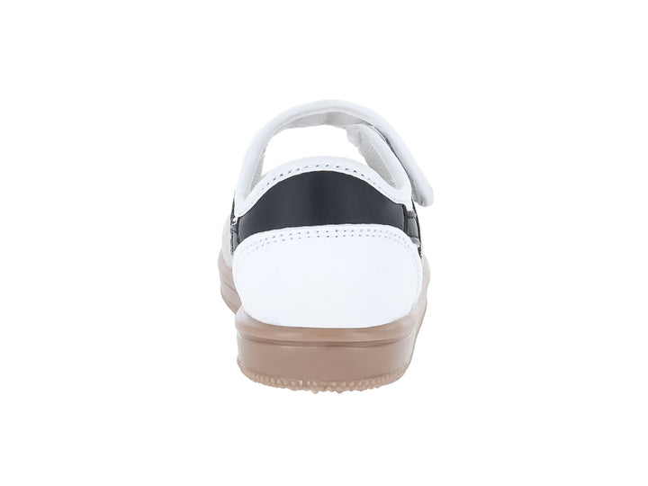 Tenis blancos para niño con detalles en negro, cierre de velcro y suela color beige.
