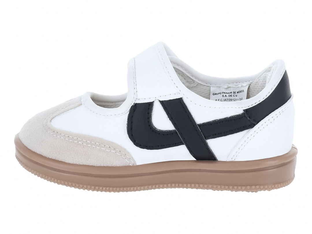 Tenis blancos para niño con detalles en negro, cierre de velcro y suela color beige.